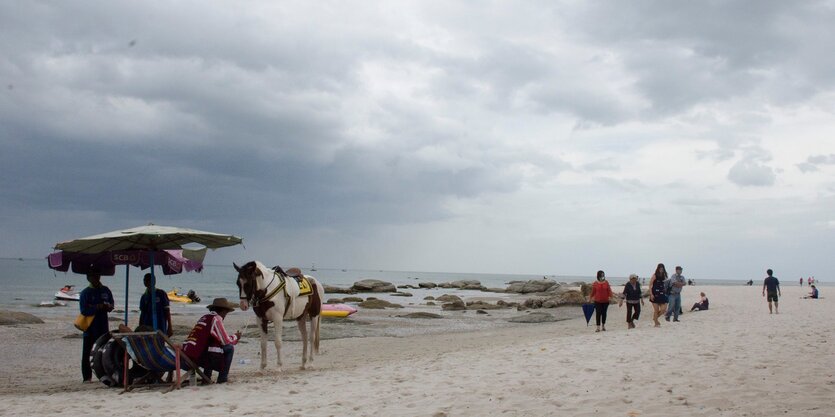 Nur wenige Thais und Touristen halten sich am Strand auf