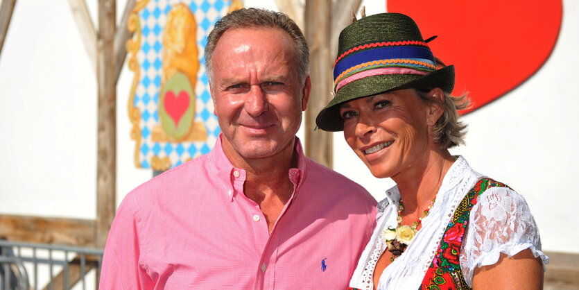 Rummenigge neben seiner in Tracht gekleideten Frau