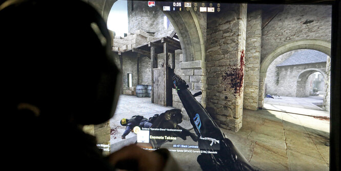Eine Frau spielt das Computerspiel Counter-Strike.