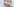 Im Hintergrund ein großes Foto eines Mannes mit Palästinensertuch um den Kopf, im Vordergrund ein älterer Mann mit weiß-grauen Haaren und Brille