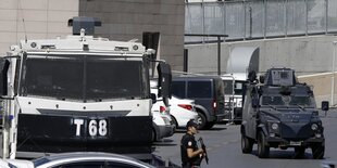 Polizei vor einem Gerichtsgebäude in Istanbul