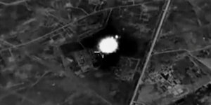 Luftbildaufnahme von einer Gegend in Syrien - zu sehen ist angeblich eine Explosion kurz nach einem Bombenabwurf