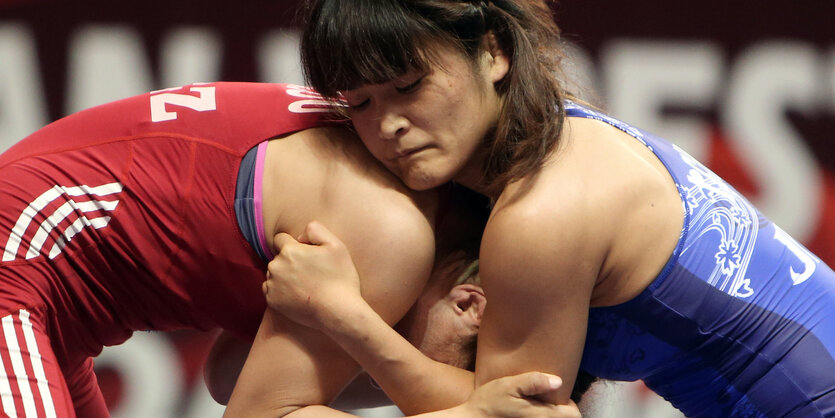 Kaori Icho (r.), eine der Topringerinnen, ringt mit Aisuluu Tynybekova aus Kirgistan