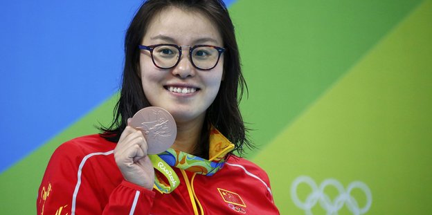 Porträt Fu Yuanhui. Sie zeigt ihre Bronze-Medaille