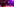 Eine Frau läuft durch eine Arena, getaucht in violettes Licht.