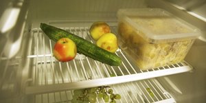 Ein halbleerer Kühlschrank