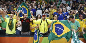 Brasilianische Fans feuern ihre Mannschaft an