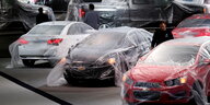 Autos bei General Motors in Detroit sind mit Schutzfolie bedeckt