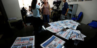 Eine Journalistin der Zeitung "Özgür Gündem" gibt ein Interview im Newsroom der Zeitung.