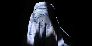 Eine Person in einer hellblauen Burka