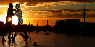 Oberbaumbrücke und „Molecule Men" im Sonnenuntergang