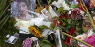 Blumen und Fotos vor dem früheren Wohnhaus der Sängerin Amy Winehouse