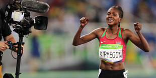 Chepngetich Kipyegon reckt ihre Fäuste nach oben