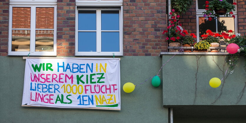 Anwohner des Damenviertels in Jena haben ein Transparent aus dem Fenster hängen mit der Aufschrift: "Wir haben in unserem Kiez lieber 1000 Flüchtlinge als einen Nazi"