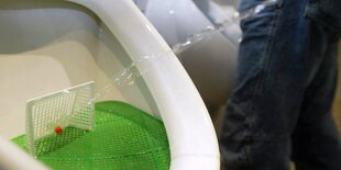 Urinal mit einem kleinen Fußballtor