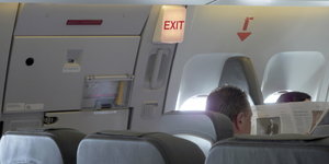 Der Notausgang in einem Flugzeug