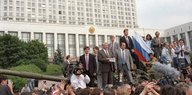 Boris Jelzin hält eine Rede vor einem weißen Haus