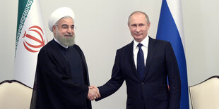 Ruhani und Putin geben sich die Hand