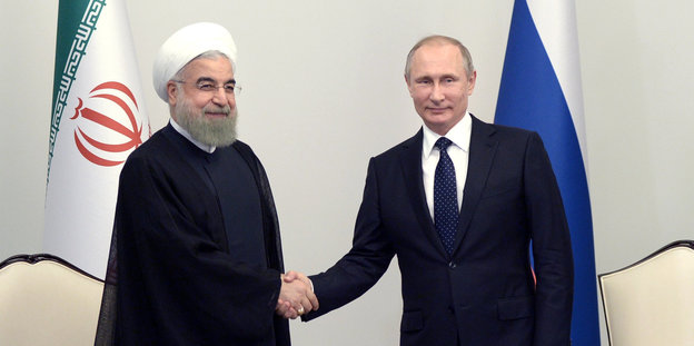 Ruhani und Putin geben sich die Hand