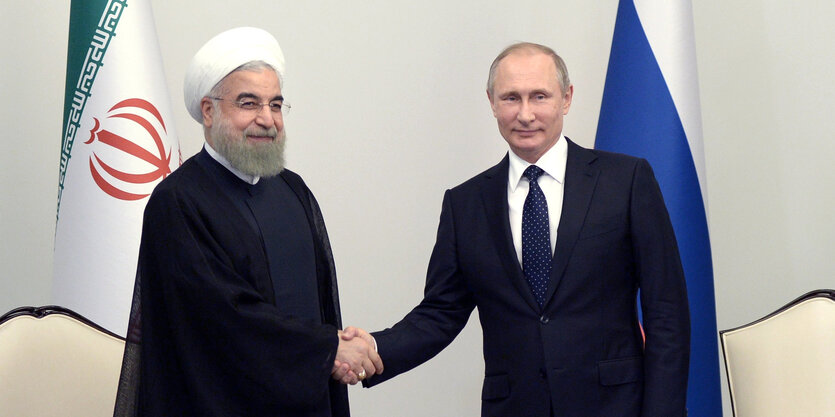 Ruhani und Putin geben sich die Hand