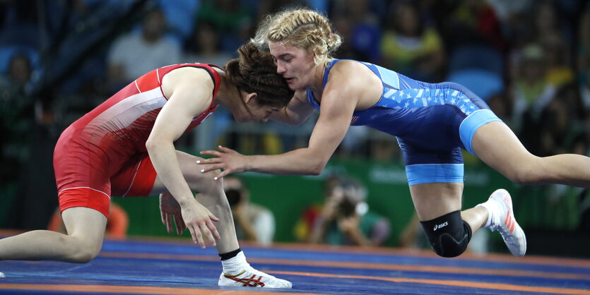 Zwei junge Frauen beim Ringkampf