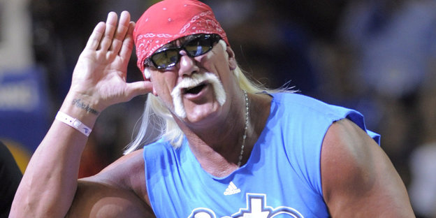Hulk Hogan mit erhobener Hand