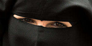 eine Frau mit schwarzem Niqab in Nahaufnahme