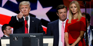 Donald Trump mit einem Thumbs Up steht auf einer Bühne neben Paul Manafort und seiner Tochter Ivanka