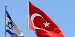 Eine israelische und eine türkische Fahne wehen nebeneinander