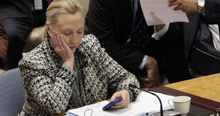 Hillary Clinton schaut in ihr Smartphone.