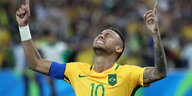 Neymar mit erhobenen Armen in Siegerpose