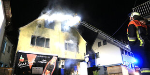 ein brennendes Haus, Feuerwehr im Einsatz