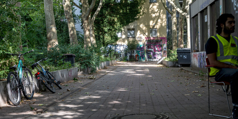 Wachmann im Eingang der besetzten ehemaligen Schule Ohlauer Straße, Kreuzberg, Berlin