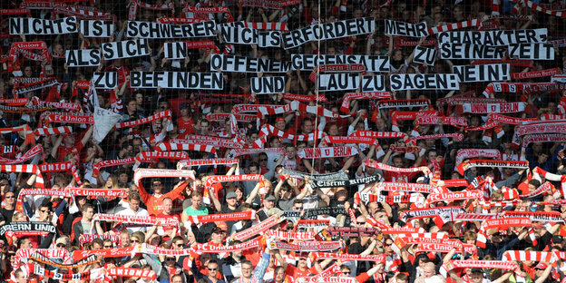 Fans von Union Berlin im Stadion "Alte Försterei"