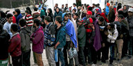 Flüchtlinge in einer Warteschlange vor der Essensausgabe.