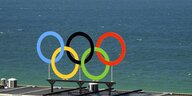 Die Olympiaringe als Installation direkt am Ozean in Rio