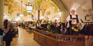 Musiker treten im Hofbräuhaus auf