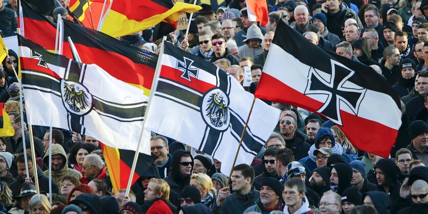 Auf einer rechten Demo ist die Reichskriegsflagge in mehreren Varianten zu sehen