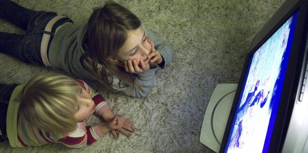 Zwei Kinder schauen Fernsehen - Vogelperspektive