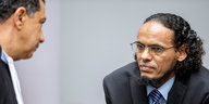 Der Angeklagte Ahmad al-Faqi al-Mahdi im Gerichtssaal vor dem Internationalen Strafgerichtshof in Den Haag