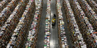 Lange Regalreihen in einem Amazon-Logistikzentrum