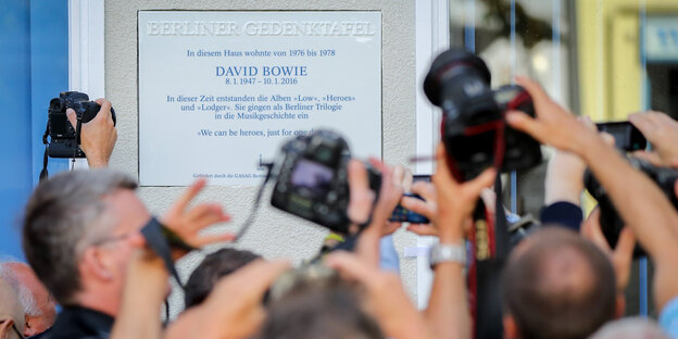 Frisch enthüllt: Gedenktafel für David Bowie