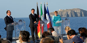 Hollande, Renzi und Merkel stehen auf dem Deck eines Schiffes