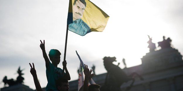 Kurdische Demonstanten mit Abdullah Öcalan-Fahne in Wien