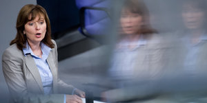 Petra Hinz am Rednerpult im Bundestag