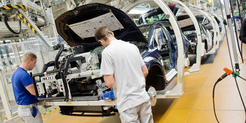 Zwei Arbeiter im Volkswagen-Werk in Wolfsburg