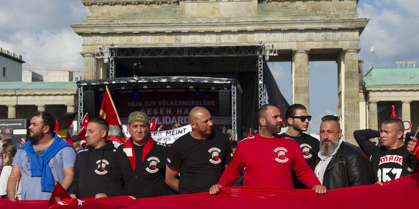 Türkische Demonstration mit MItgliedern der Osmanen Germania vor dem Brandenburger Tor