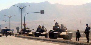 Panzer und Soldaten am Straßenrand