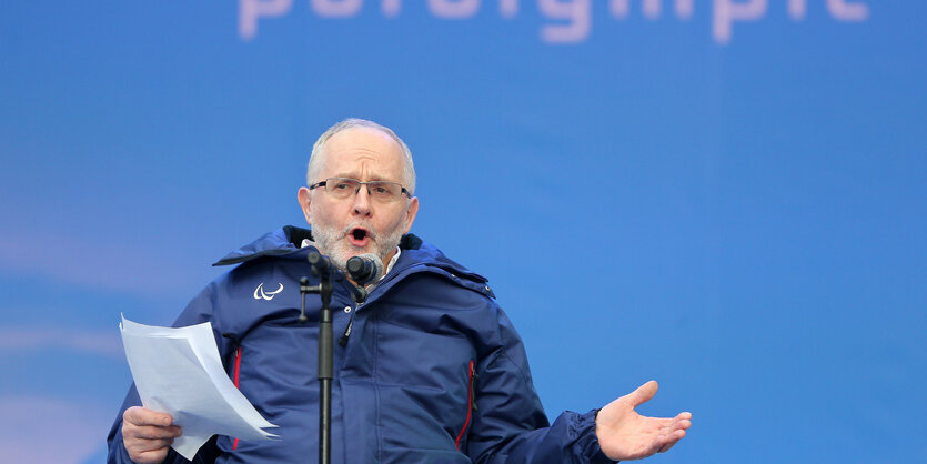 Ein Mann, Philip Craven, liest vom Blatt ab