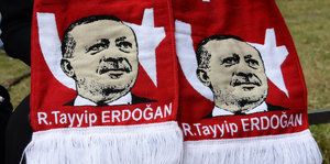 Erdogan-Bilder auf einem Schal